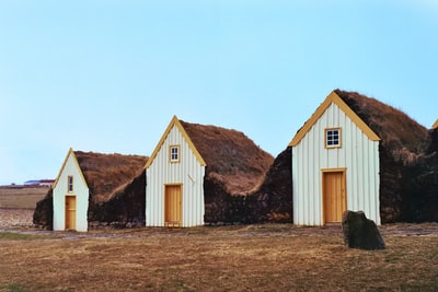 三栋白色和棕色的房子